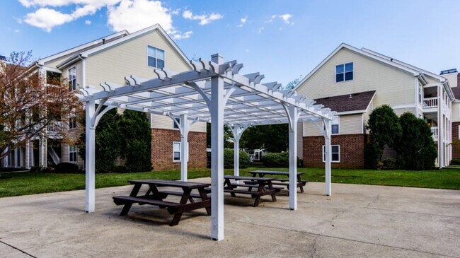 Building Photo - 5489 Crescent Ridge Dr