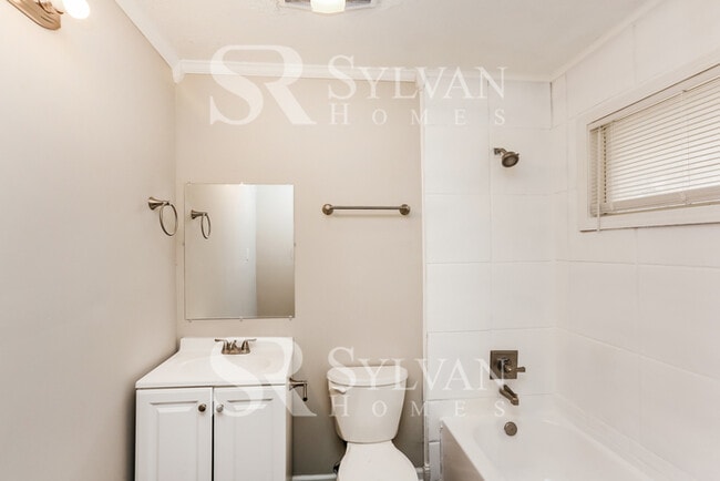 Building Photo - The living is easy in this 3 bedroom, 2 ba...