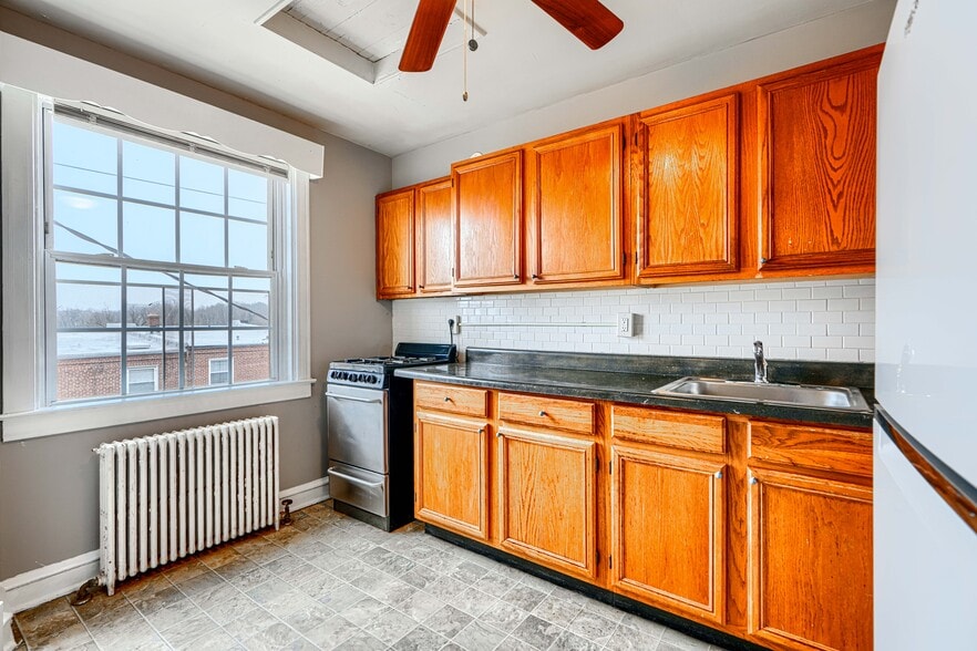 Kitchen - 4243 Shamrock Ave