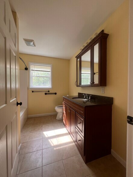 Building Photo - 97 N Main St