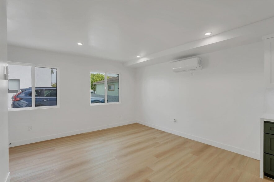 Building Photo - 2114 E 2nd St