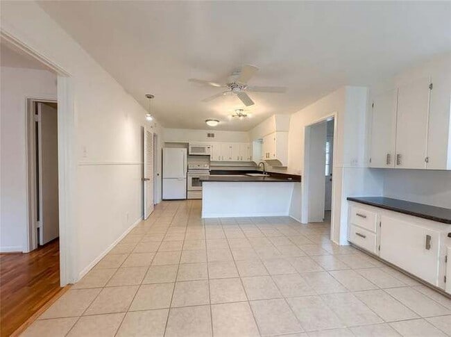 Building Photo - 509 Robinhood Dr