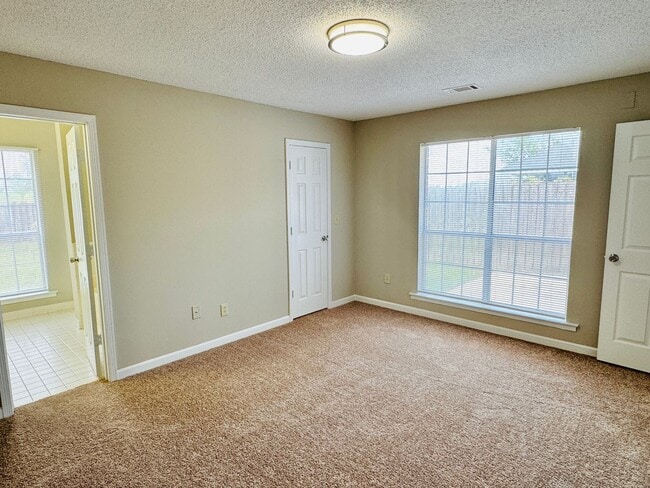 Building Photo - Charming 3-Bedroom Home on a Spacious Corn...