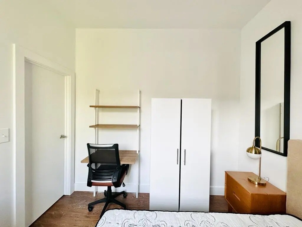 Building Photo - Furnished room/NOT APARTMENT