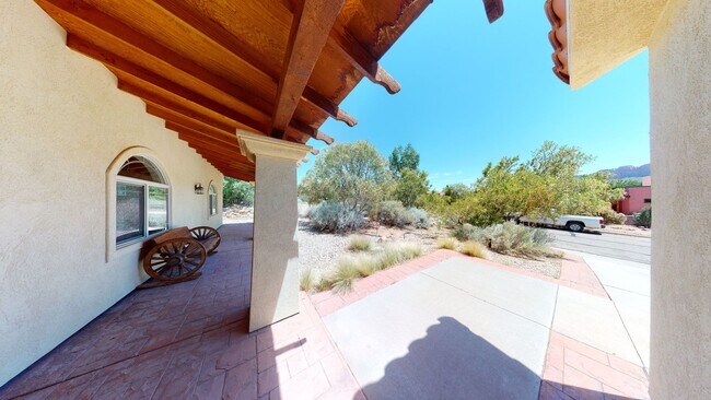 Building Photo - 3 Bedroom House by the Golf Course Fully Furnished