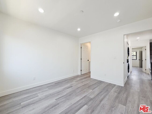 Building Photo - 4112 Normandie Ave