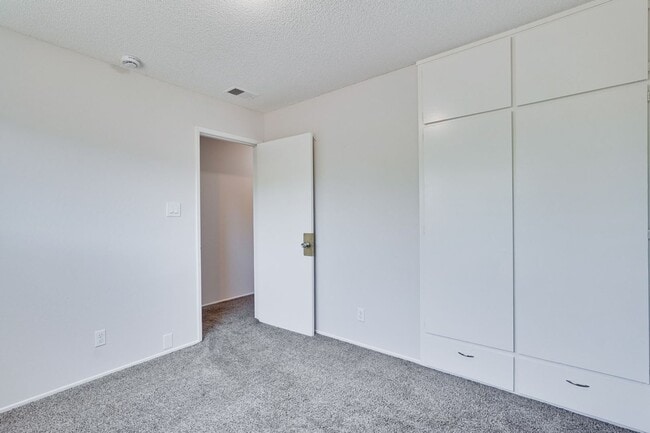 Building Photo - Spacious 3 Bedroom 2 Bath Home with 2 Car Garage and Central Air Conditioning