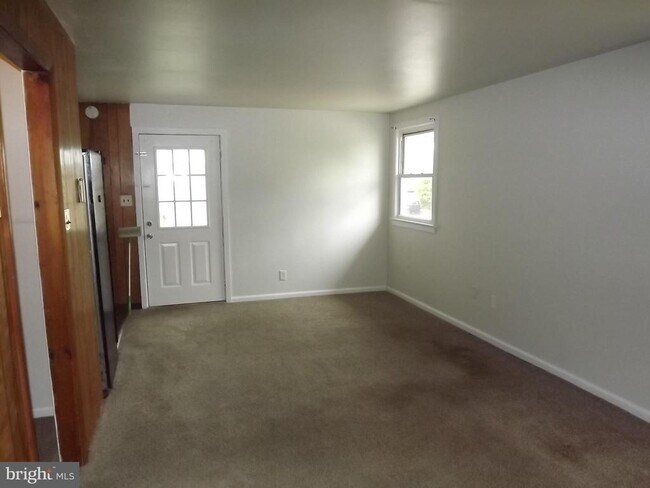 Building Photo - 244 W Clayton Ave