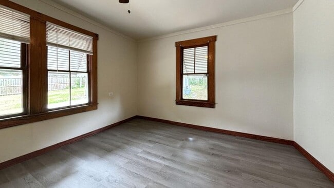 Building Photo - 3 bedroom / 1 bath ~ Renovated Home