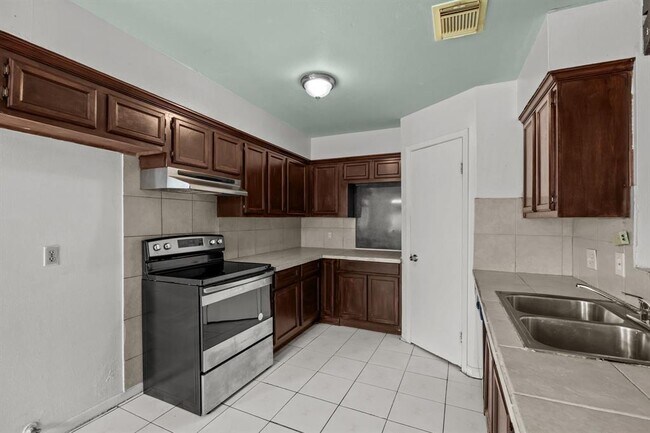 Building Photo - 6619 Indian Lake Dr