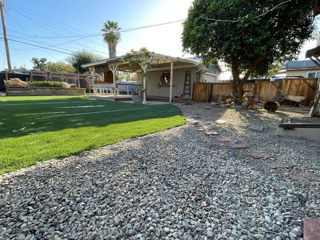 Building Photo - $1,950 Butler & Orange, Charming 2 Bed wit...