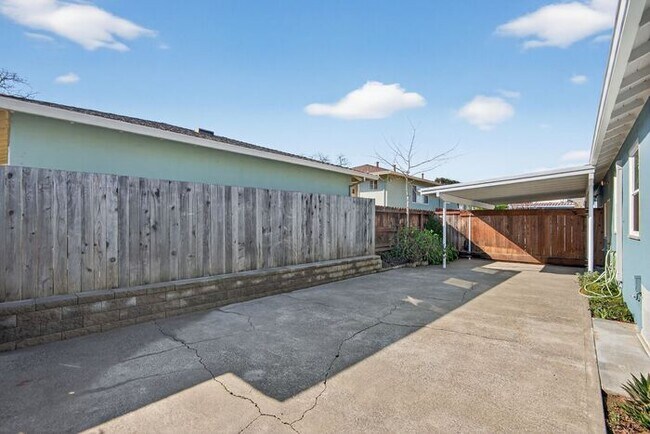 Building Photo - $2,800 /Month Beautiful 1 Bed, 1 Bath Single Story Centrally located in Petaluma!
