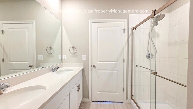 Building Photo - BRILLIANT and SPACIOUS! 4 BEDROOM/2.5 BATH PLUS LARGE BONUS-FLEX SPACE and FENCED YARD!