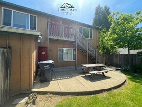 Building Photo - 2 bedroom 1 bathroom townhouse