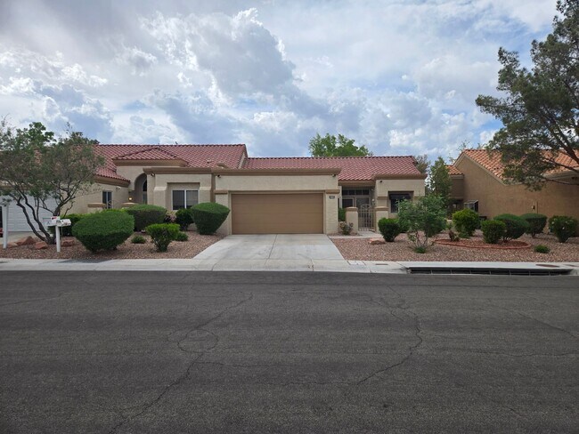 Building Photo - Fully Furnished single story 2 bed 2 bath ...