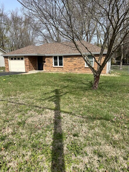 Building Photo - 413 W Elm St