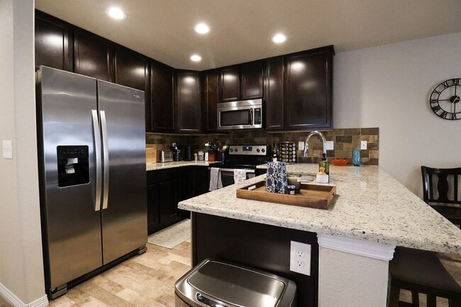 Building Photo - 3 Bedroom, 2.5 Bathroom Townhome. June 2026 Move-In! 2-year lease option!