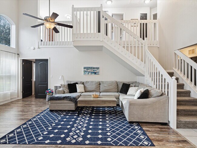 Building Photo - "Charming 3-Bed, 3-Bath Haven with 1810 Sq...