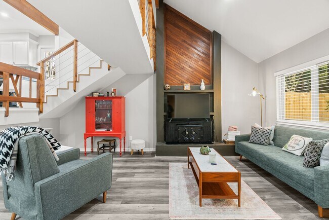 Building Photo - 2 or 3 Bedroom Renovated Mid-Town Charmer