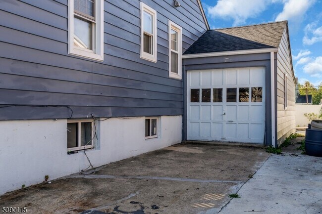 Building Photo - 2144 Tyler St