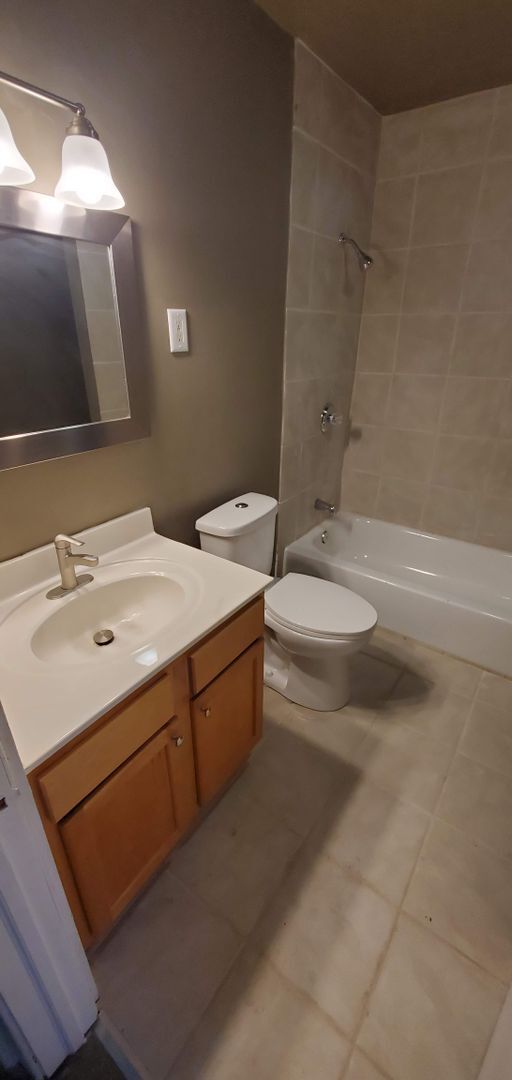 Building Photo - Spacious 4 Bedroom Home with Fenced Yard