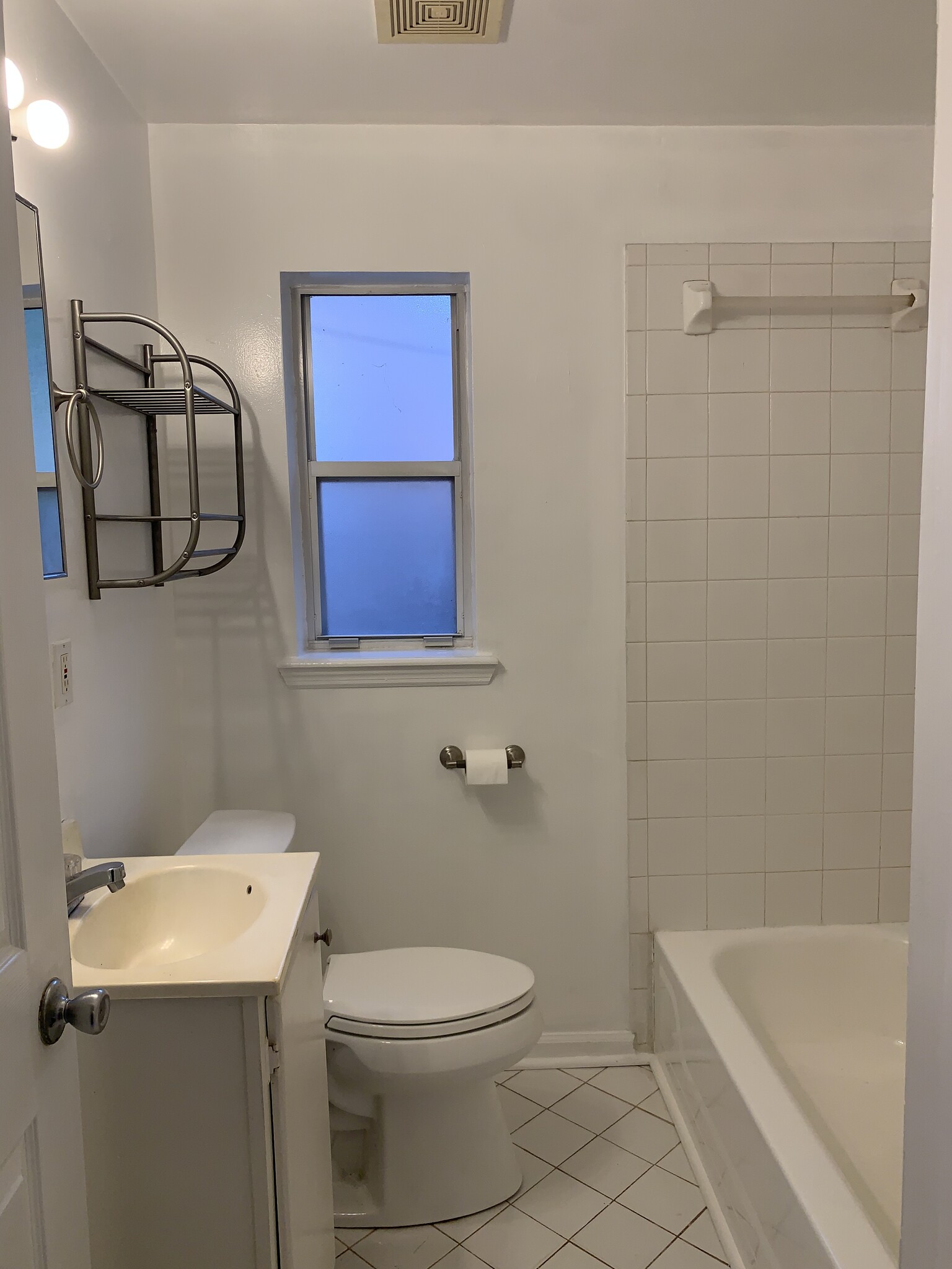 bath - 2554 Ernest St