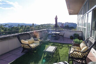 Building Photo - 609 W Dickson St