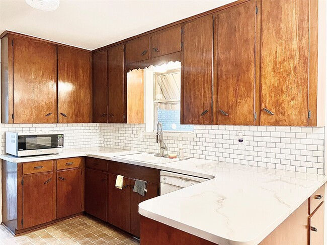Building Photo - 5546 Beechnut St