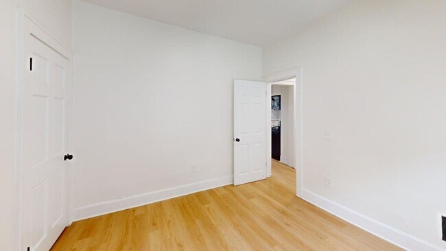 Building Photo - 978 1/2 Linwood Ave