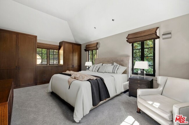 Building Photo - 3300 N Knoll Dr