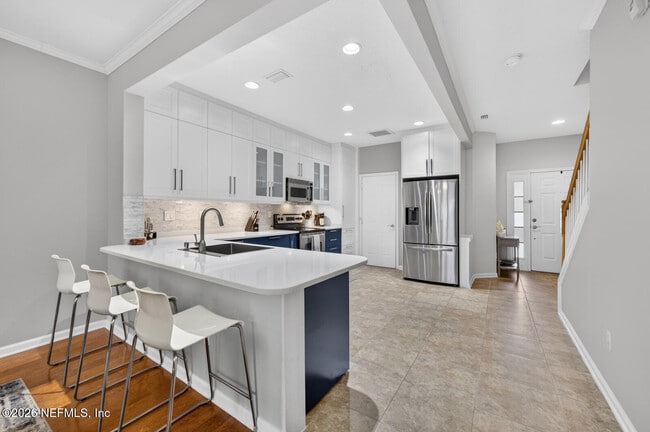 Building Photo - 4166 Highwood Dr
