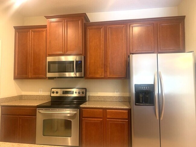 Building Photo - GATED COMMUNITY WITH COMMUNITY POOL