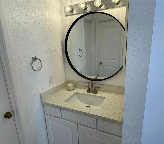 Building Photo - 9707 Richmond Ave.