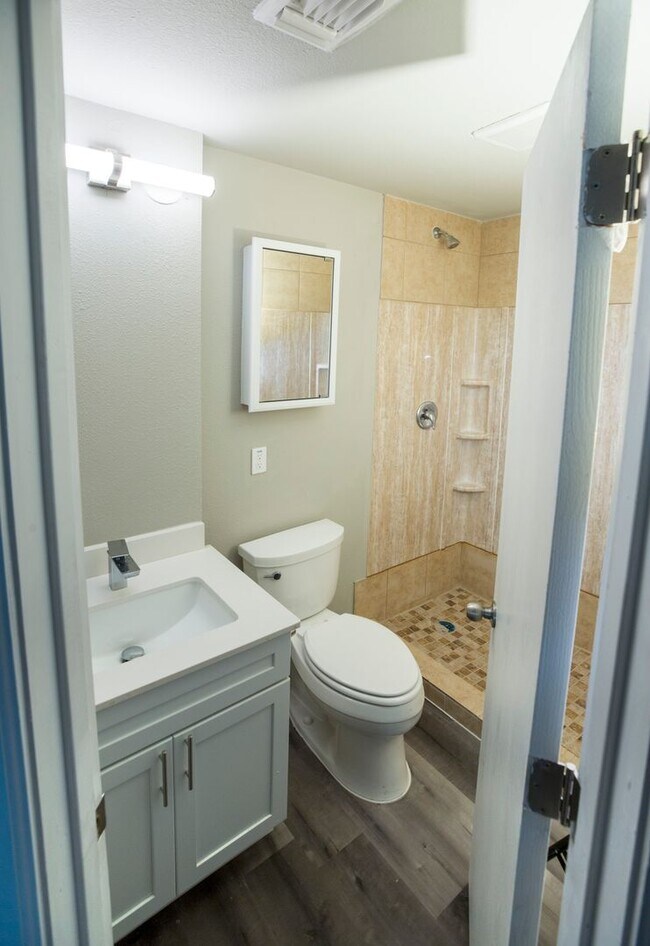 Building Photo - 3/2 - Walking distance to campus