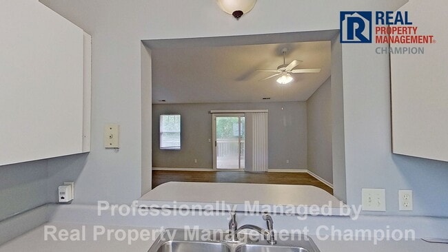 Building Photo - 3 BD/2 BA Upper Unit Condo in Hawthorne Park with Move In Special