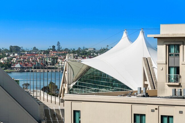 Building Photo - Top Floor Condo in the Gaslamp District!