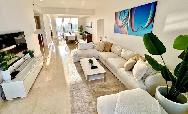 Building Photo - 15901 Collins Ave