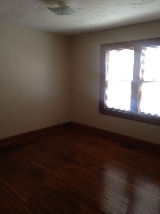 Building Photo - Spacious 3/BR, 1/Bath unit near MSU campus...
