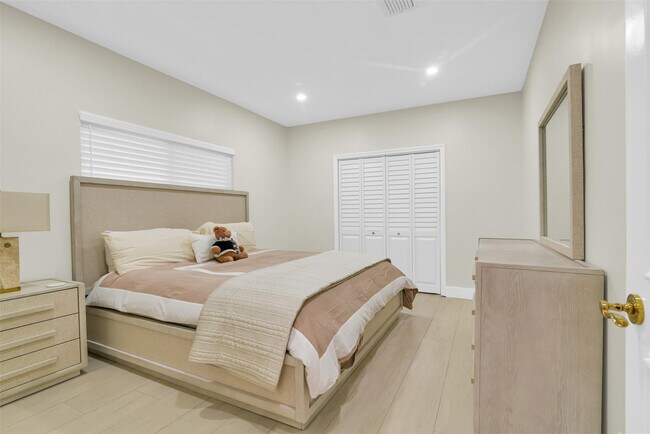 Building Photo - 319 S Riverside Dr