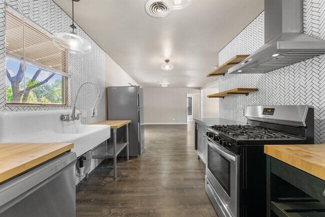Building Photo - 5302 Robinsdale Ln