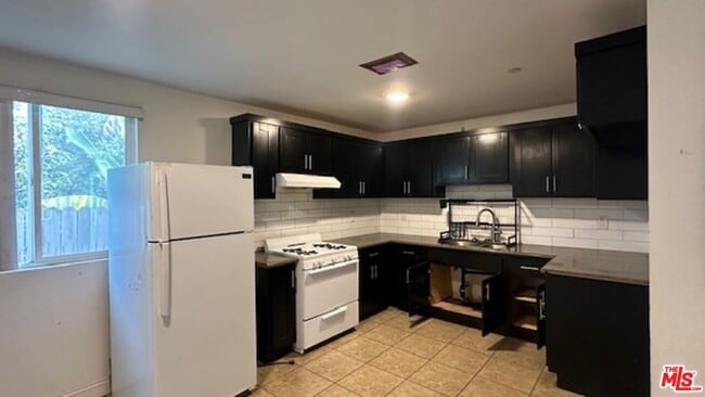 Building Photo - 1161 E 40th Pl