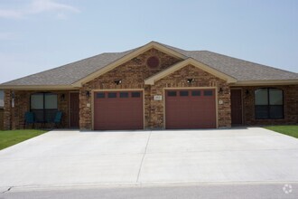 Building Photo - Charming 2 Bed / 2 Bath Duplex Near Clear ...