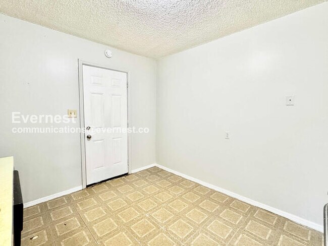 Building Photo - 2 Bed/1 Bath Townhome with Off-Street Parking / Pet-Friendly / Available Now!