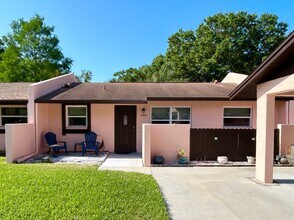 Building Photo - 2 Bedroom Villa with Screened in Patio!