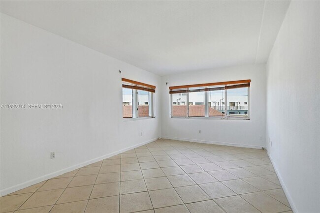 Building Photo - 1185 Marseille Dr