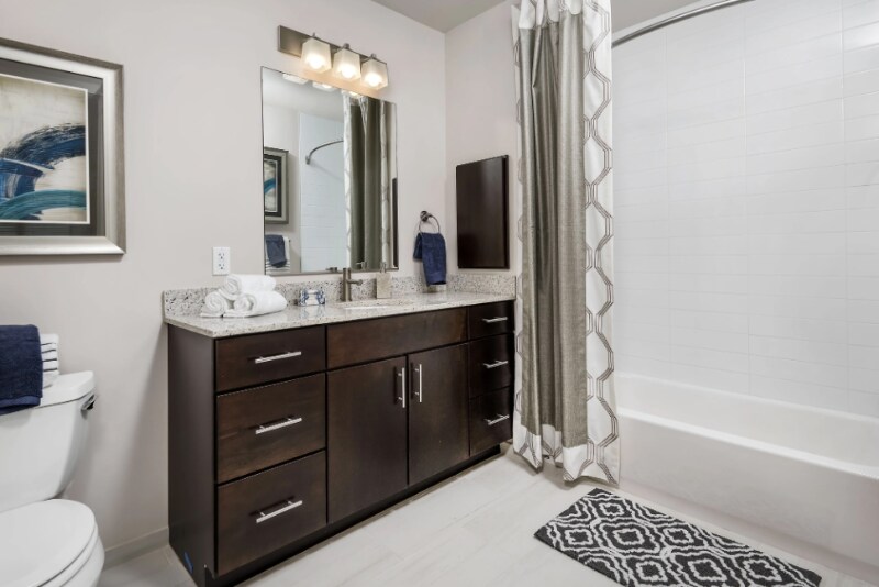 Building Photo - 932 Lake St