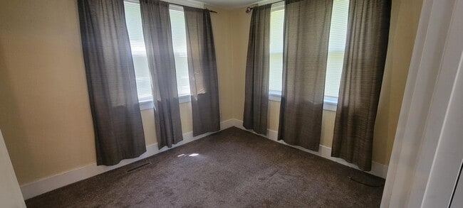 Building Photo - 706 E Lewis St