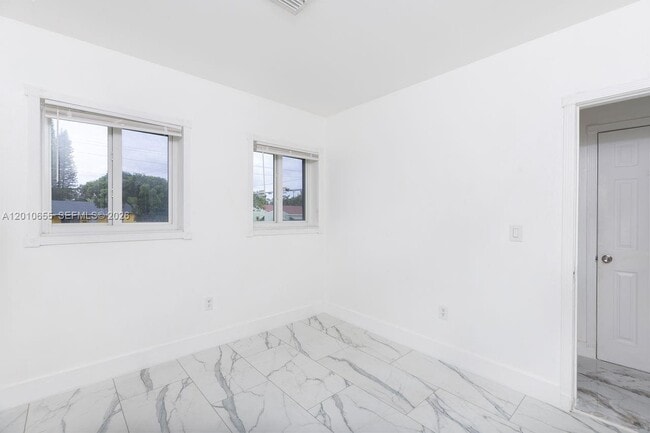 Building Photo - 15925 NE 18th Ave