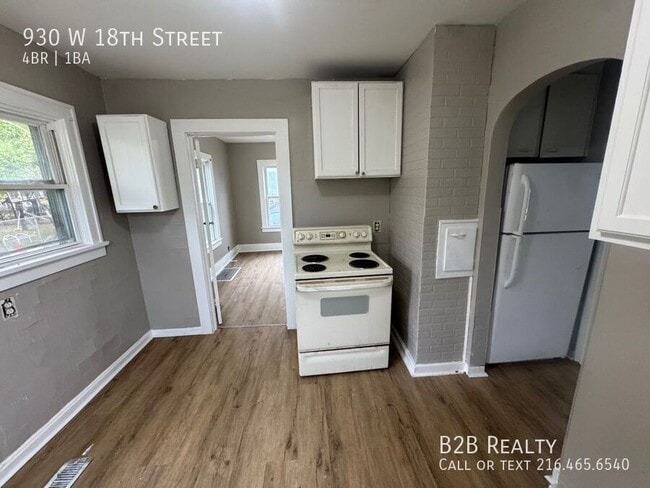 Building Photo - 930 W 18th St