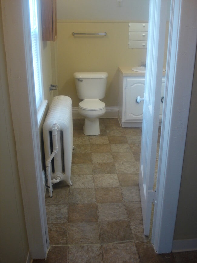 Building Photo - 206 Burr